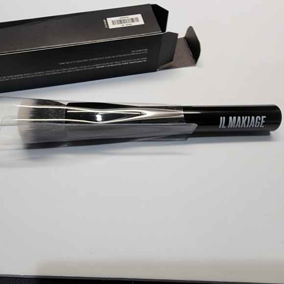 IL MAKIAGE Makeup Brand New Il Makiage Ultra Soft Dome Shaped Foundation Blending Brush 0